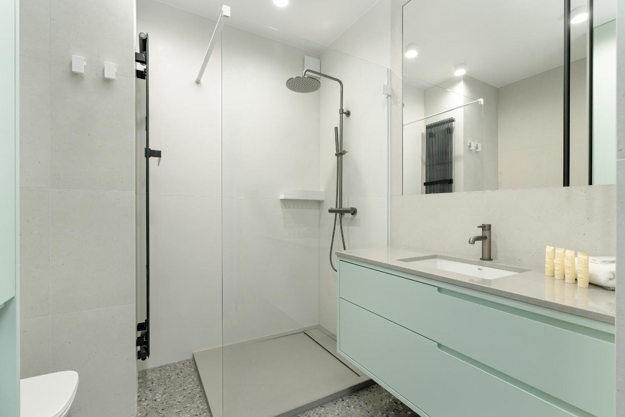 Elegant And Cosy 4th Floor Studio Close To The Park In By Renters Apartment *