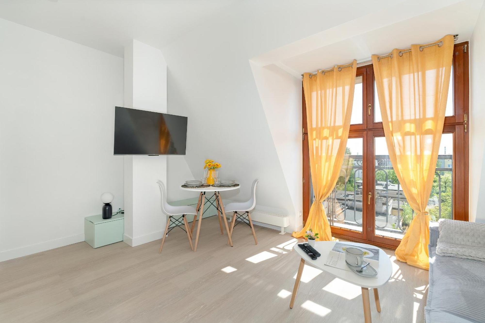 Elegant And Cosy 4th Floor Studio Close To The Park In By Renters *
